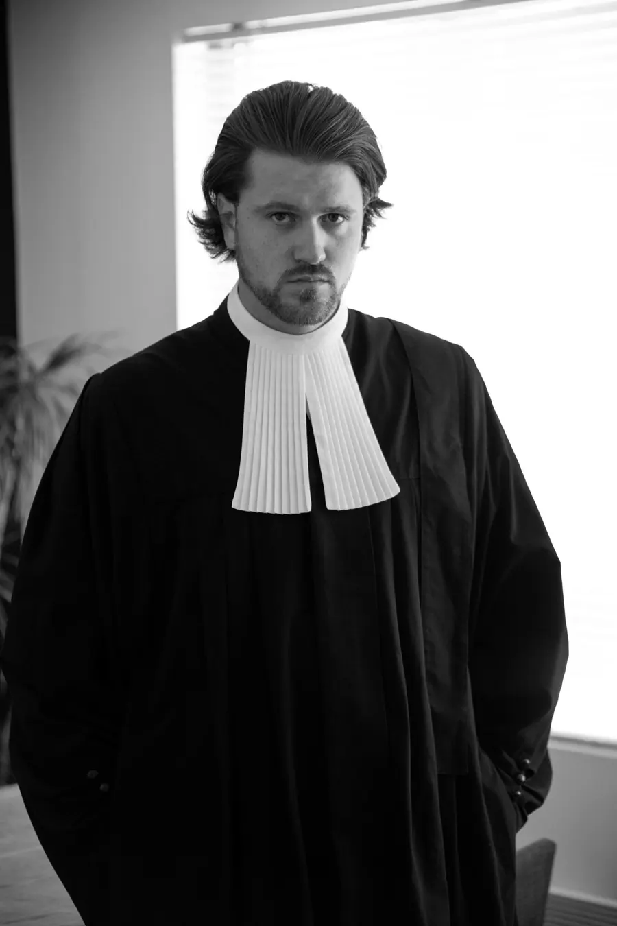 Me Justin Chagnon, avocat criminaliste, en toge et rabat dans son bureau.
